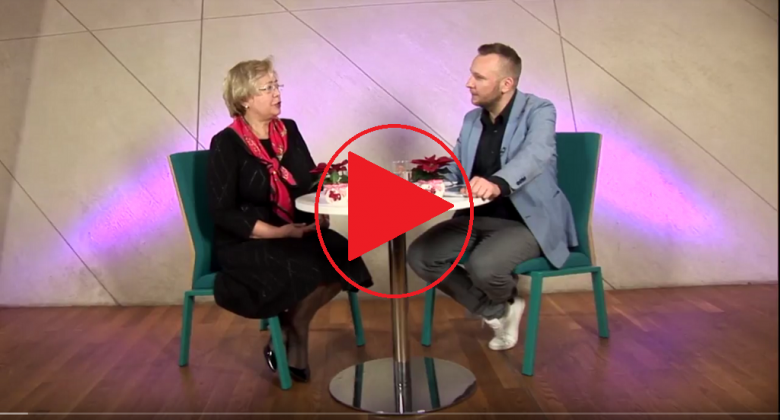 Kobieta i meżczyzna przy stole