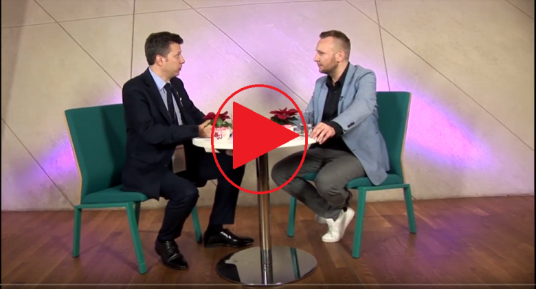 Dwaj mężczyźni przy stole