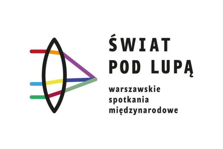 grafika: soczewka skupiająca rozproszone promienie kolorowego światła, po prawej stronie napis Świat pod lupą