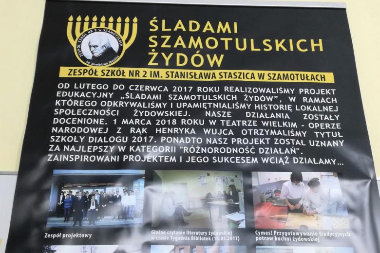 Plakat z napisem "Śladami szamotulskich Żydów"