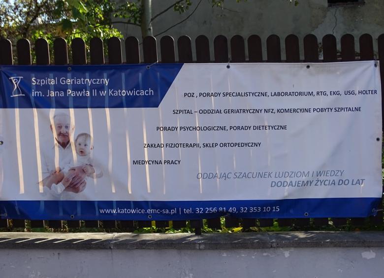 Banner na płocie opisujący usługi szpitala geriatrycznego
