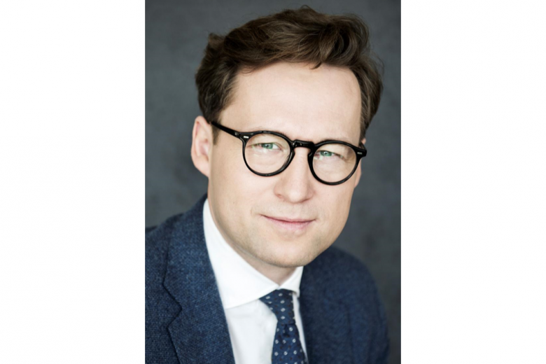 Zdjęcie portretowe mężczyzny w garniturze i okularach