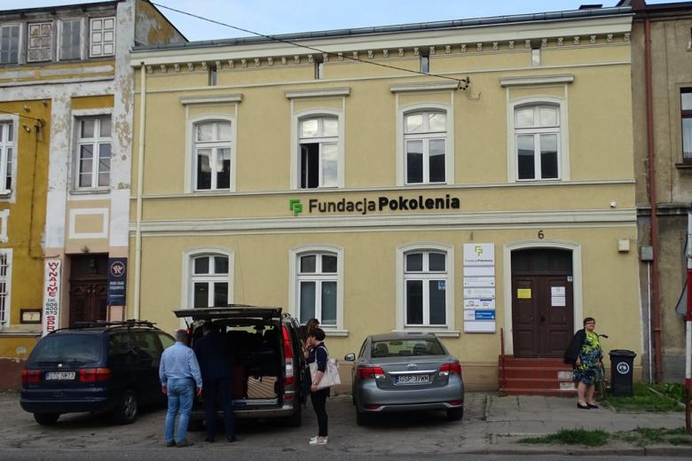 Piętrowy budynek z napisem Fundacja Pokolenia