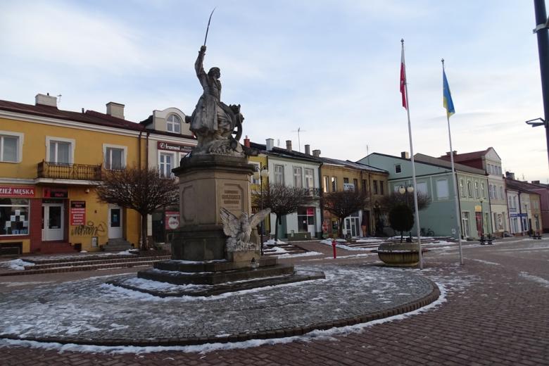 Pomnik kosyniera na starym rynku