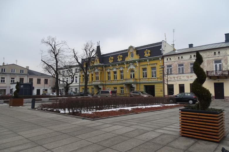 Żółty zabytkowy dom przy rynku