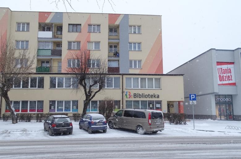 Blok mieszkalny, nad wejściem napis "Biblioteka"