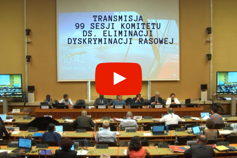 ludzie za stołem podczas spotkania