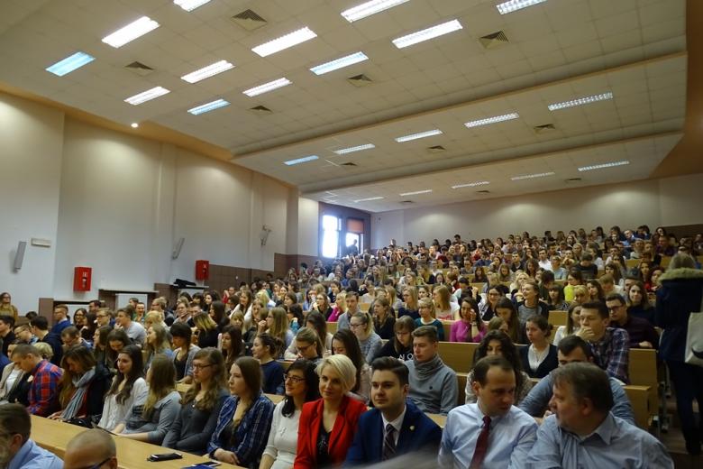 Zdjęcie: aula akademicka pelna ludzi