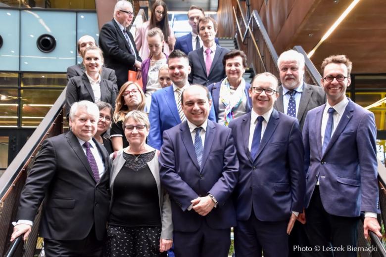 Grupa ludzi na schodach w muzeum