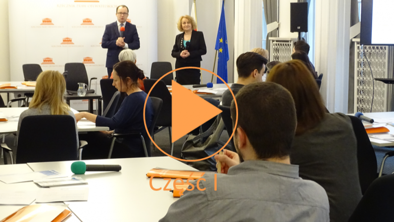 Mem ze zdjęciem RPO Adama Bodnara i RF Alelsandry Wiktorow, którzy stoją przed mikrofonami, znak PLAT