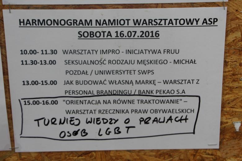 zdjęcie: kartka z wydrukowanym harmonogramem warsztatów Akademii Sztuk Przepięknych zaplanowanych na 16 lipca