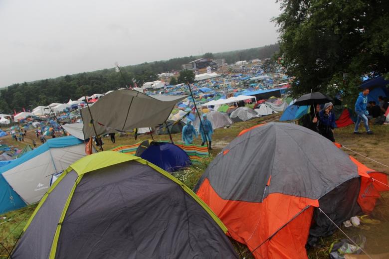 Zdjęcie: wielkie pole namiotowe