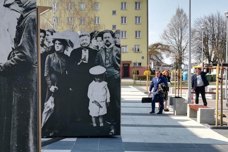 Standy z sylwetkami kobiet i męzczyźni wnoszą materialy z samochodu