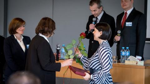 Wręczenie nagrody Annie Błaszczak-Banasiak. Foto: Orest Tabaka