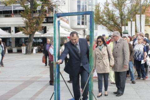 na zdjęciu płk Krzysztof Olkowicz otwierający Drzwi do Tolerancji / fot. http://mlodagdynia.pl/