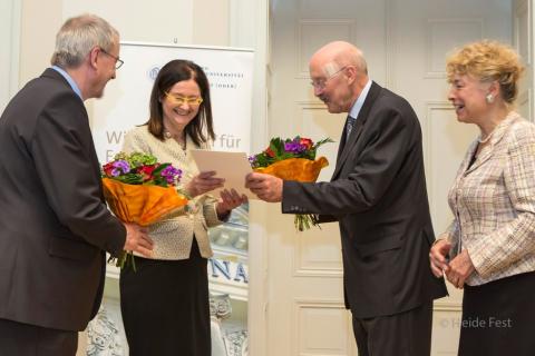 Na zdjęciu prof. Irena Lipowicz odbiera wyróżnienie