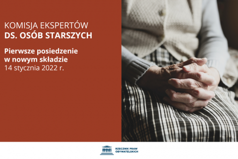 grafika z tekstem o komisji osób starszych ze zdjęciem rąk seniorki na podołku 