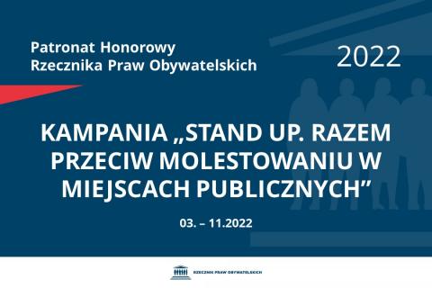 Na granatowym tle biały napis o treści: Patronat Honorowy Rzecznika Praw Obywatelskich 2022 „Stand up. Razem przeciw molestowaniu w miejscach publicznych”, na dole data 03-11.2022