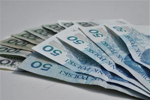 plik banknotów o nominałach pięćdziesięciu i stu złotych 