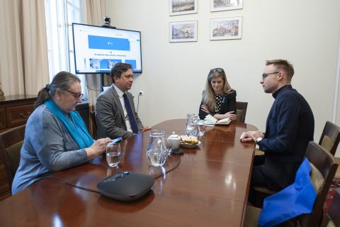 Rzecznik Marcin Wiącek, dyrektor Barbara Imiołczyk, dyrektor Anna Grzelak oraz prezes Adam Dziedzic rozmawiający przy stole konferencyjnym. 