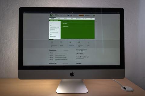 Wygląd komputera z otwartą stroną internetową ZUS 