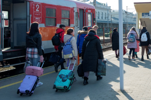 zdjęcie uchodźców z bagażami na dworcu po przyjeździe z Ukrainy