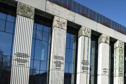 Elewacja gmachu Sądu Najwyższego - kolumnada z płaskorzeźbami i paremiami stojąca przed szklaną ścianą