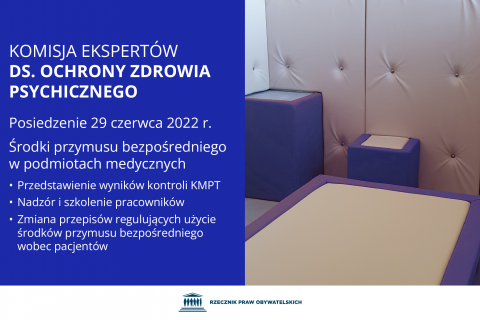 Plansza z tekstem "Komisja Ekspertów ds. Ochrony Zdrowia Psychicznego - posiedzenie 29 czerwca 2022 r. - środki przymusu bezpośredniego w podmiotach medycznych - przedstawienie wyników kontroli KMPT - nadzór i szkolenie pracowników - zmiana przepisów regulujących użycie środków przymusu bezpośredniego wobec pacjentów" oraz ilustracją przedstawiającą wyłożony miękkim materiałem "pokój wyciszeń".