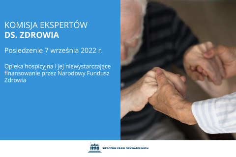 Plansza z tekstem "Komisja Ekspertów ds. Zdrowia - posiedzenie 7 września 2022 r. – Opieka hospicyjna i jej niewystarczające finansowanie przez Narodowy Fundusz Zdrowia" i ilustracją przedstawiającą zbliżenie na trzymające się dłonie starszych osób