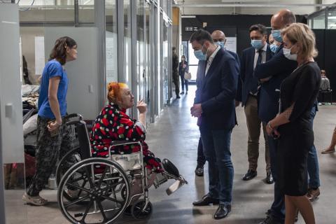 Osoba siedząca na wózku rozmawia z RPO Marcinem Wiąckiem i Ombudsmanem Ukrainy