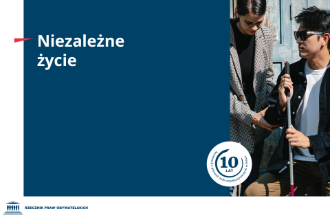 Plansza z napisem "Niezależne życie. 10 lat Konwencji o prawach osób niepełnosprawnych w Polsce" i zdjęciem dwóch młodych osób, mężczyzny z ciemnych okularach trzymającego białą laską i kobiety trzymającej go za rękę