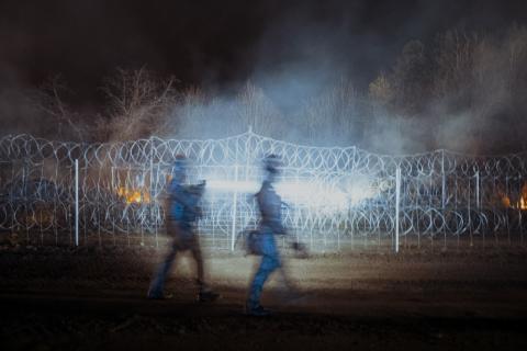 żołnierze na tle zasieków granicznych 