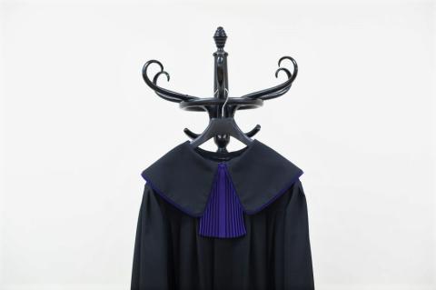 toga sędziowska na wieszaku 