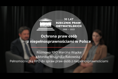 Rozmyty kadr z nagrania z tytułem "Ochrona praw osób z niepełnosprawnościami w Polsce - Rozmowa RPO Marcina Wiącka z Moniką Wiszyńską-Rakowską, pełnomocniczką RPO do spraw praw osób z niepełnosprawnościami". Na kadr nałożony jest symbol odtwarzania - trójkąt w kole