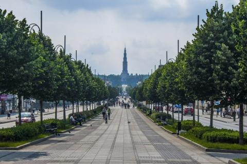 Widok alei prowadzącej do klasztoru  