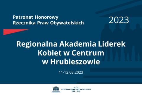 Plansza: na granatowym tle biały napis o treści: Patronat Honorowy Rzecznika Praw Obywatelskich 2023 Regionalna Akademia Liderek Kobiet w Centrum w Hrubieszowie, na dole data 11-12.03.2023