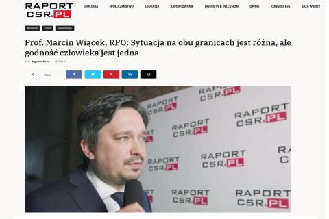 Zrzut ekranu z portalu internetowego ze zdjęciem RPO Marcina Wiącka i tytułem artykułu "Prof. Marcin Wiącek, RPO: Sytuacja na obu granicach jest różna, ale godność człowieka jest jedna"