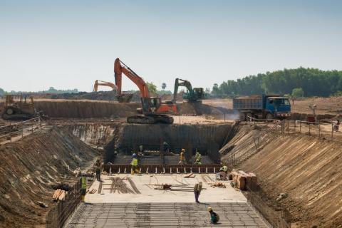 prace w wykopie podczas budowy autostrady 