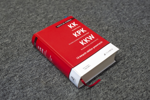 Gruba książka z napisami na okładce: KK - kodeks karny, KPK - kodeks postępowania karnego, KKW - kodeks karny wykonawczy"  