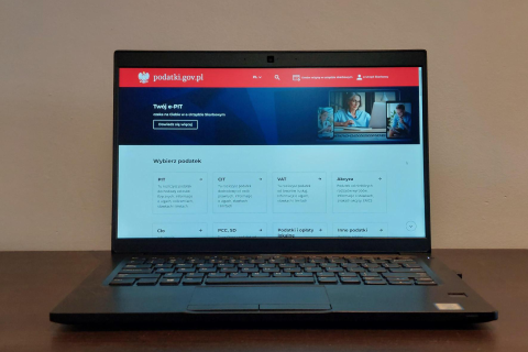 Laptop z otwartym w przeglądarce internetowej portalem podatki.gov.pl