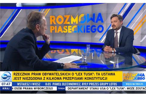 Zrzut ekranu programu telewizyjnego przedstawiający RPO Marcina Wiącka siedzącego w studiu