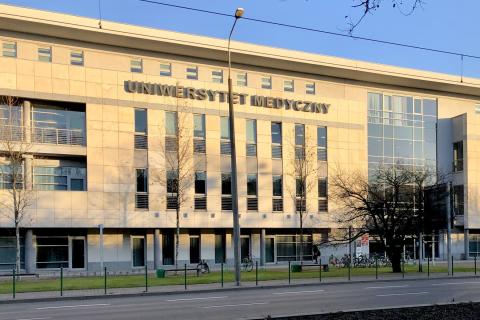 Duży, wielopiętrowy budynek z napisem w górnej części "UNIWERSYTET MEDYCZNY"