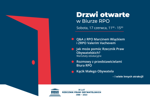 Granatowe tło, z lewej strony otwarte drzwi z czerwoną klamką prowadzące do czerwonej przestrzeni. Po prawej stronie tekst: Drzwi otwarte w Biurze RPO Sobota 17 czerwca 11.00-15.00. Poniżej, od czerwonych punktów: Q&A z RPO Marcinem Wiąckiem i ZRPO Valerim Vachevem, Jak może pomóc Rzecznik Praw Obywatelskich Warsztaty Edukacyjne, Rozmowy z przedstawicielami Biura RPO, Kącik Małego Obywatela i wiele innych atrakcji. Na dole grafiki na białym pasku znajduje się logo Biura RPO.