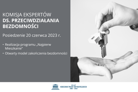 Plansza z tekstem "Komisja Ekspertów ds. przeciwdziałania bezdomności - Posiedzenie 20 czerwca 2023 r. - Realizacja programu Najpierw Mieszkanie - otwarty model zakończenia bezdomności" i ilustracją przedstawiającą dłonie dwóch osób przekazujących klucze z brelokiem w kształcie domu