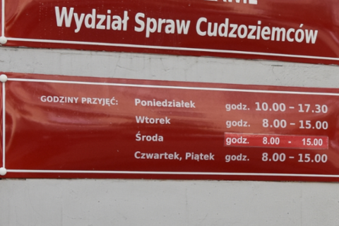 tablica urzędu z godzinami pracy wydziału do spraw cudzoziemców