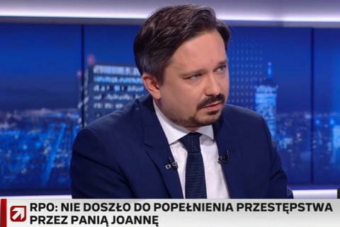 Zrzut ekranu programu telewizyjnego przedstawiający RPO Marcina Wiącka siedzącego w studiu