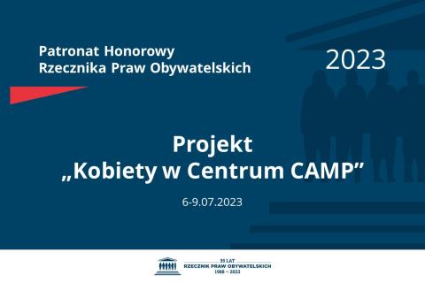 Plansza: na granatowym tle biały napis o treści: Patronat Honorowy Rzecznika Praw Obywatelskich 2023 Projekt „Kobiety w Centrum CAMP”, na dole data 6-9.07.2023, poniżej na białym pasku granatowy logotyp Biura RPO