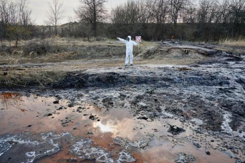 człowiek w kombinezonie ochronnym bada skażenie środowiska 