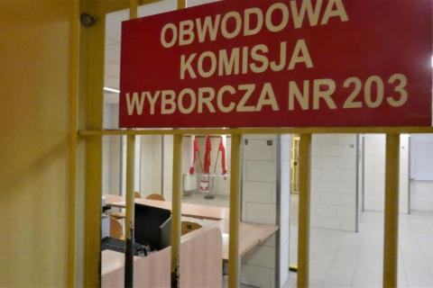 napis obwodowa komisja wyborcza na kracie w więzieniu 