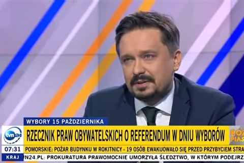 Zrzut ekranu programu telewizyjnego przedstawiający RPO Marcina Wiącka siedzącego w studiu